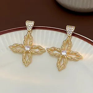 Luxuriöse goldene Blumenohrringe mit gewebten Blütenblättern und Zirkon-Kristallen