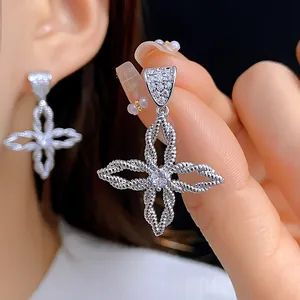 Funkelnde silberne Blumen-Zirkonia-Ohrringe mit Seilstruktur und elegantem Design