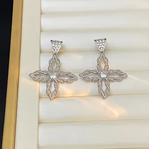 Detail von silbernen Blumenohrringen mit Zirkonia-Pavé und gedrehter Seilstruktur