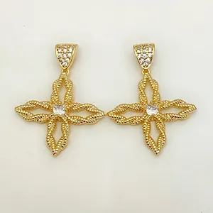 Detailaufnahme goldener Blumenohrringe mit Seilstruktur-Blütenblättern und Zirkonstein