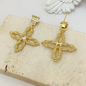 Nahaufnahme goldener Blumenohrringe mit Seiltextur und funkelnden Zirkoniasteinen