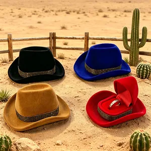 Creatieve fluwelen cowboyhoed sieradendoosje getoond met ring in woestijnsetting
