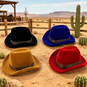 Detail van fluwelen cowboyhoed sieradendoosjes in de kleuren zwart, blauw, geel en rood