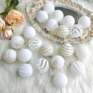 Détail de boules de Noël blanches et dorées en velours avec textures sur tapis moelleux