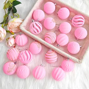 Détails de boules de Noël en velours rose avec accents dorés dans un panier tressé