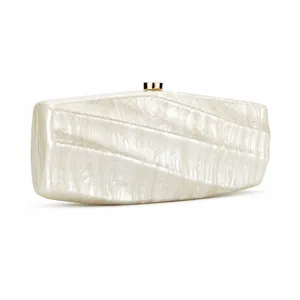 Pochette de soirée chic en acrylique blanc avec texture marbrée et fermoir doré