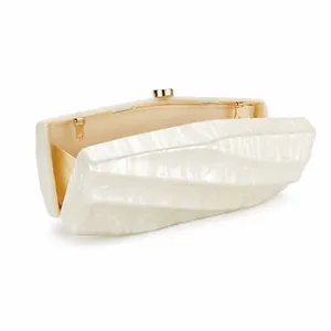 Pochette de soirée élégante en acrylique blanc nacré avec texture géométrique et fermoir doré