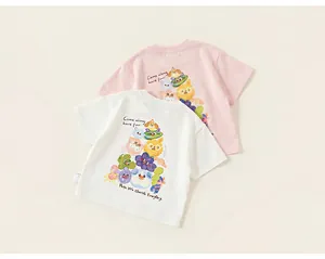 Detail von zwei Kinder-T-Shirts aus Baumwolle in Rosa und Weiß mit bunten Tiermotiven