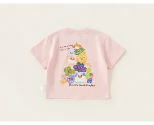 Detail eines hellrosa Baumwoll-T-Shirts mit buntem Cartoon-Aufdruck auf dem Rücken
