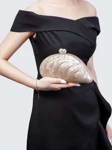 Detailansicht der Acryl-Clutch in Muschelform mit zwei Perlenverschlüssen und Textur
