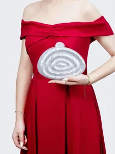 Detailansicht der Acryl-Abendtasche mit Marmortextur und einzigartigem Spiraldesign