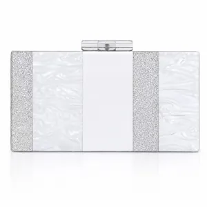 Détail d'une pochette de soirée en acrylique avec marbre et paillettes argentées