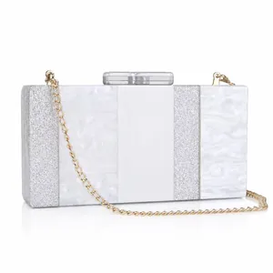 Pochette de soirée chic en acrylique marbré avec rayures argentées et chaîne dorée