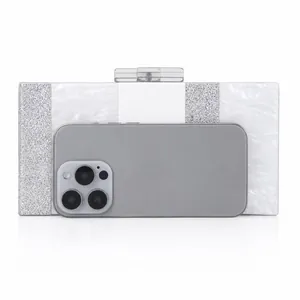 Pochette de soirée en acrylique marbré avec détails pailletés et taille smartphone