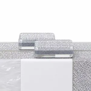 Pochette de soirée en paillettes argentées et acrylique marbré avec fermoir transparent