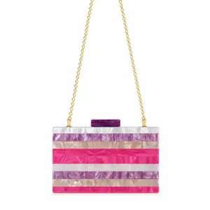Pochette de soirée en acrylique à rayures effet marbre avec bandoulière chaîne dorée