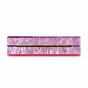 Pochette de soirée rayée en acrylique marbre violet avec charnière dorée et bordure magenta