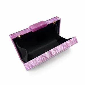 Pochette de soirée en acrylique marbré violet avec ferrures dorées et bandoulière