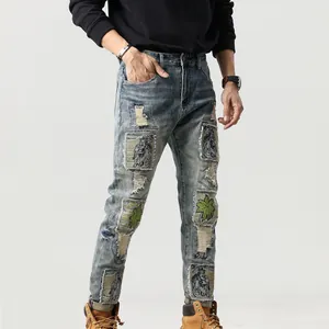 Jeans da uomo slim fit con dettagli strappati e ricami vintage patch stile retrò