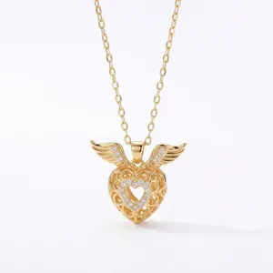 Collier cœur doré avec ailes d'ange et incrustation de zircon sur chaîne fine