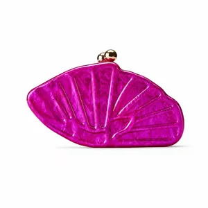 Gros plan d'une pochette en acrylique en forme d'éventail avec marbre rose et fermoir doré
