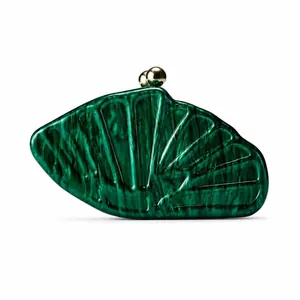 Détail de la pochette de soirée en acrylique marbre vert foncé avec motif coquillage doré