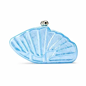 Détail macro d'une pochette en acrylique bleu clair en forme de coquillage marbré