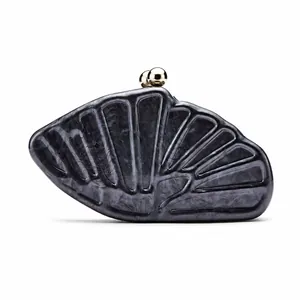 Gros plan détaillé de la pochette en acrylique en forme de coquille avec texture marbrée