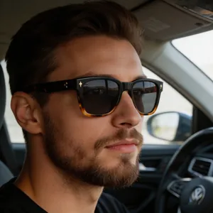 Détails de lunettes de soleil carrées rétro portées par un homme au volant, monture écaille