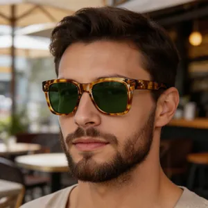 Détail de lunettes de soleil carrées écaillées avec verres verts en extérieur