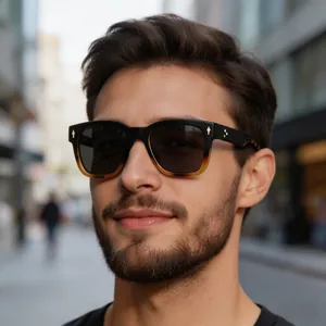 Détail de lunettes de soleil carrées vintage avec rivets étoiles dorés et dégradé