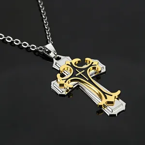 Collier avec pendentif croix dorée multicouche pour homme sur surface noire