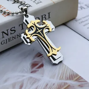 Détail macro du pendentif croix à trois couches avec motifs dorés et chaîne à billes