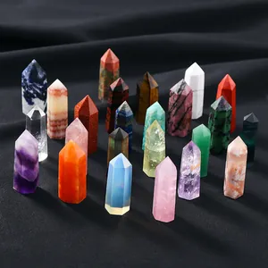 Varie punte di cristallo di quarzo naturale a forma esagonale con pietre minerali colorate