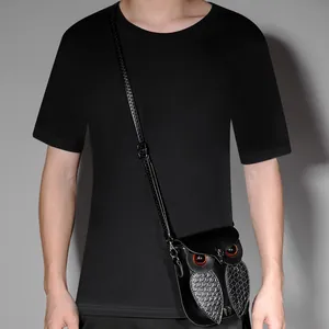 Détail du sac à bandoulière vintage en forme de chouette noire avec écailles en cuir