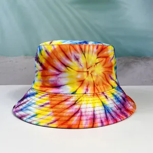 Dettaglio di un cappello a secchiello colorato con motivo tie-dye e stile estivo