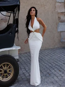 Vue détaillée robe blanche dos nu avec décolleté plongeant et boucle dorée centrale