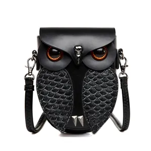 Sac bandoulière chouette steampunk en similicuir noir avec yeux ambre et détails argentés