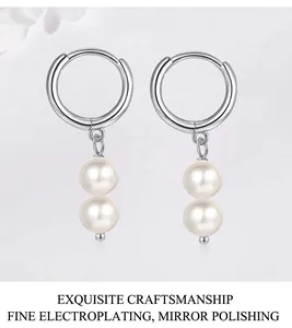 Vue détaillée des boucles d'oreilles en argent 925 poli avec des perles blanches rondes