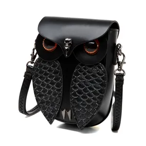 Détail du sac hibou steampunk avec yeux jaunes et texture en cuir synthétique PU