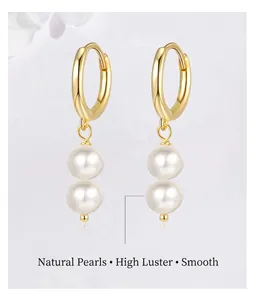Détail de boucles d'oreilles en argent 925 avec créoles dorées et perles blanches naturelles