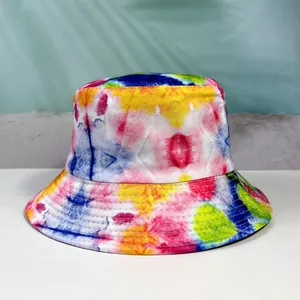 Dettaglio di un cappello da pescatore tie-dye colorato con ombra di palma estiva