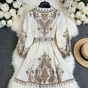 Elegantes beiges Bohemian Maxikleid mit Paisley-Muster und Laternenärmeln
