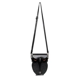 Vue de face du sac bandoulière créatif en forme de chouette noire avec bec métallique et yeux