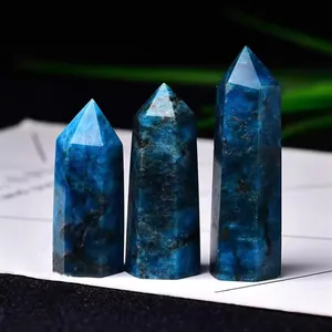 Macro di tre obelischi in apatite blu con venature naturali di pietra e minerali