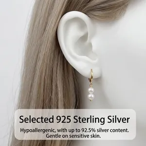 Boucles d'oreilles créoles en argent 925 avec perles portées par un mannequin chic