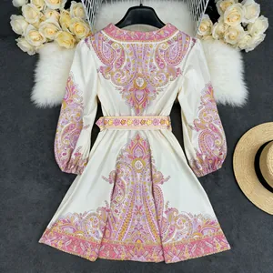 Detailansicht eines beigen Paisley-Kleides mit Laternenärmeln und blumigem Gürtel im Boho-Stil