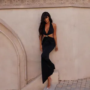 Robe longue dos nu noire élégante avec découpes à la taille et anneaux métalliques
