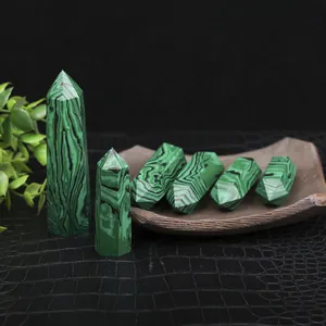 Dettaglio di colonne di cristallo di malachite verde naturale su un vassoio di ceramica