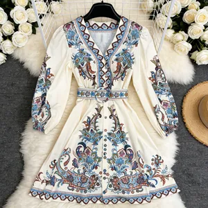 Boho-Maxikleid mit Blumendruck, V-Ausschnitt und Taillengürtel in der Draufsicht